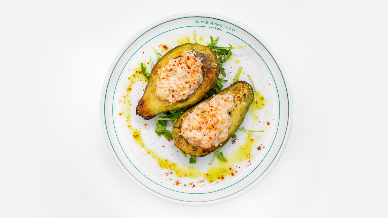 Жаренный авокадо с тартаром из креветок и устричным соусом