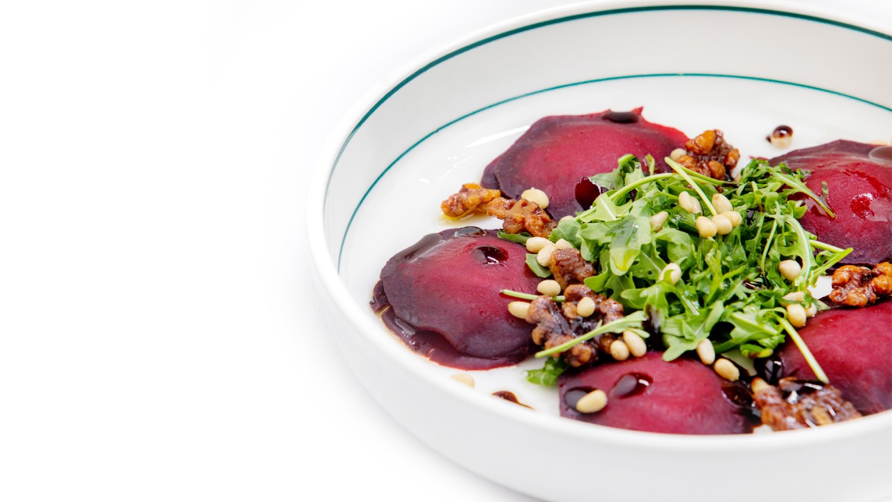 Равиоли из свеклы с сыром фета и орехами