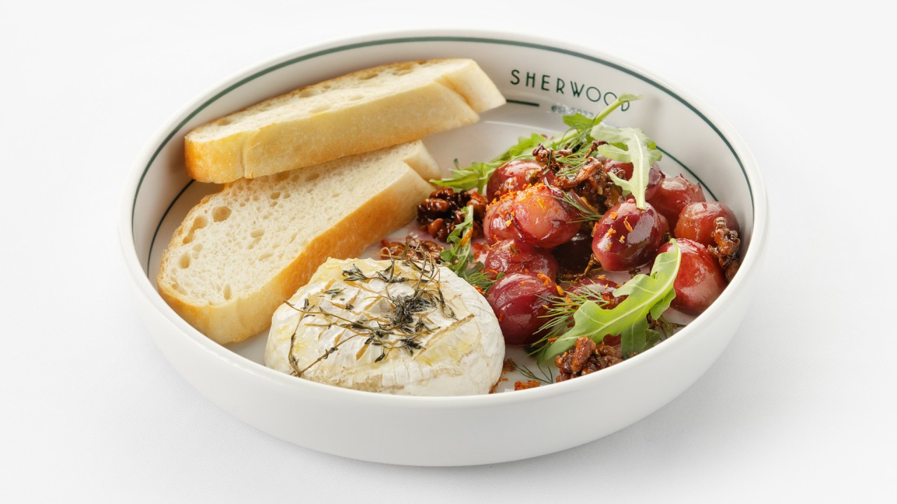 Запеченный камамбер с виноградным фламбе