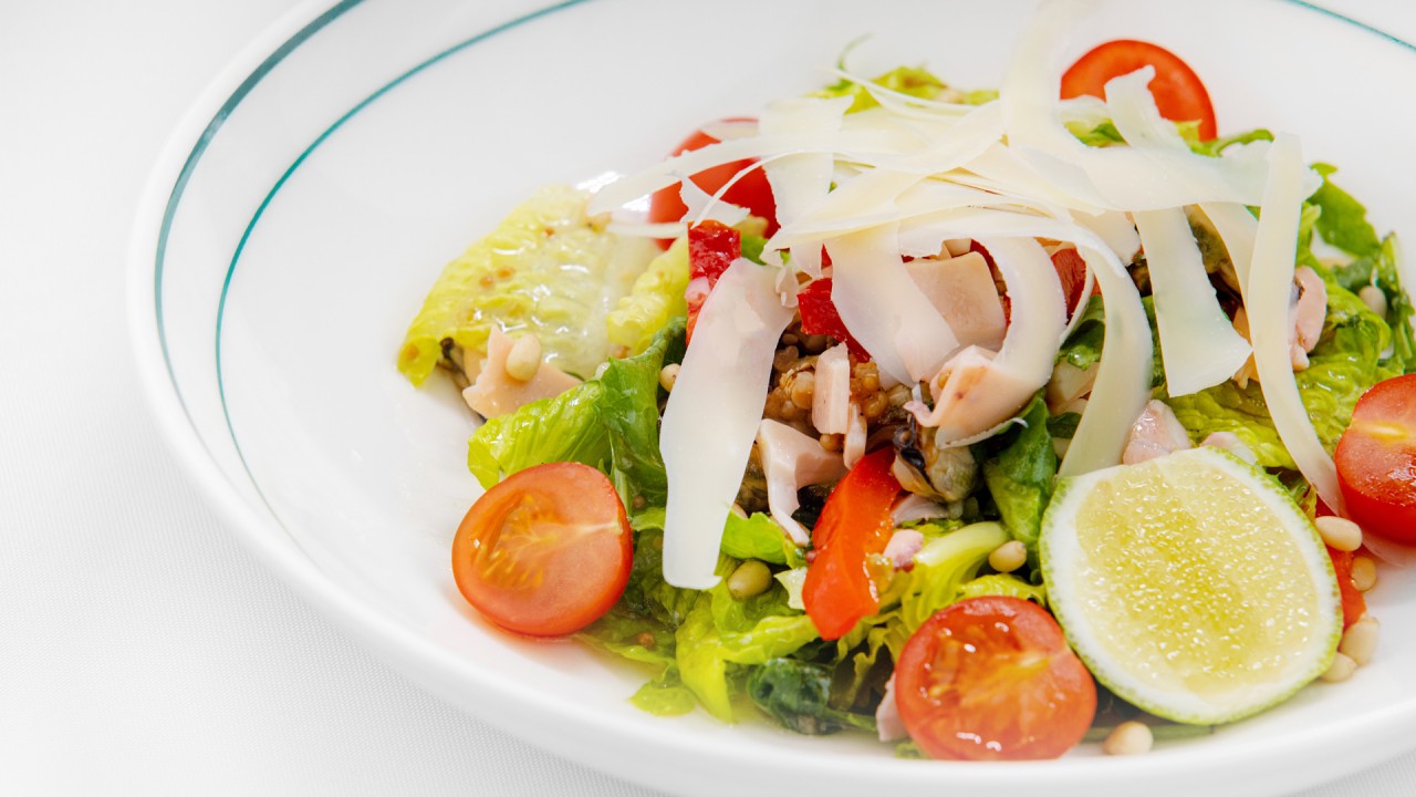 Салат с морепродуктами, сладким перцем и пармезаном