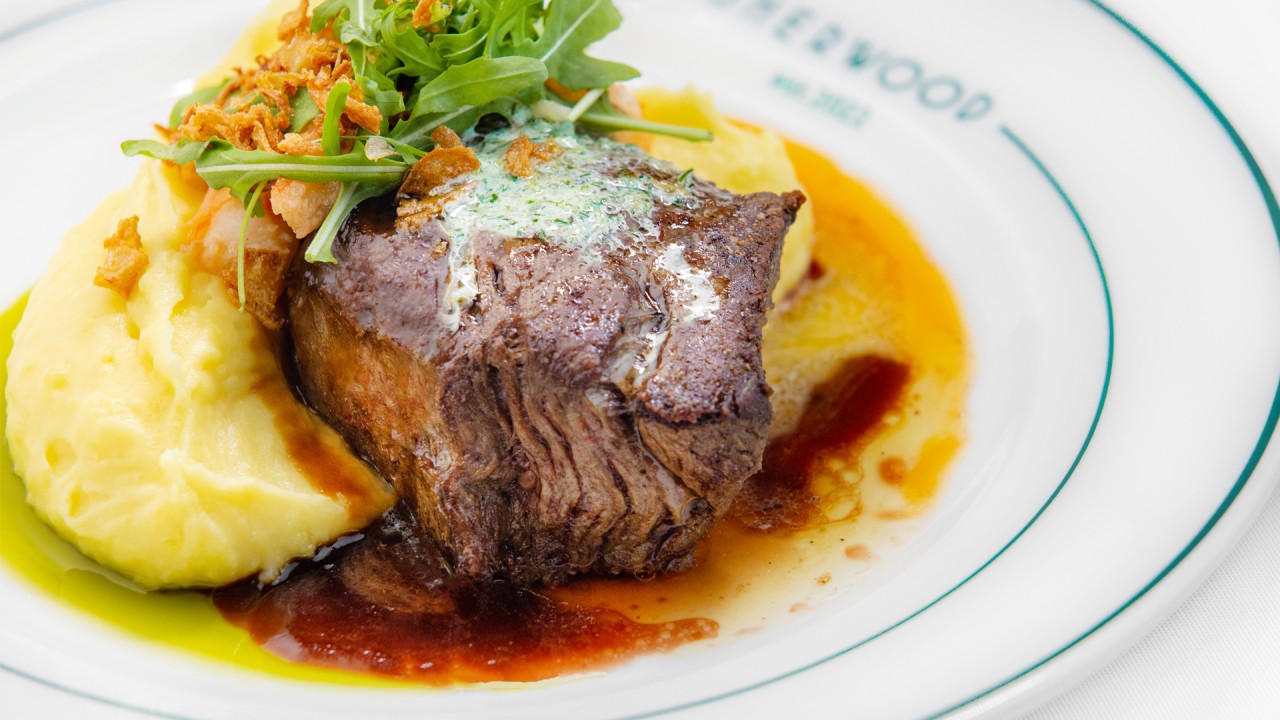 Стейк из говядины с картофельным пюре и тигровыми креветками