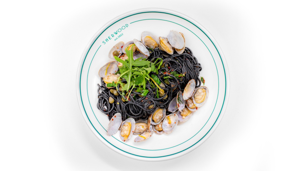 Черная паста с вонголе в белом вине