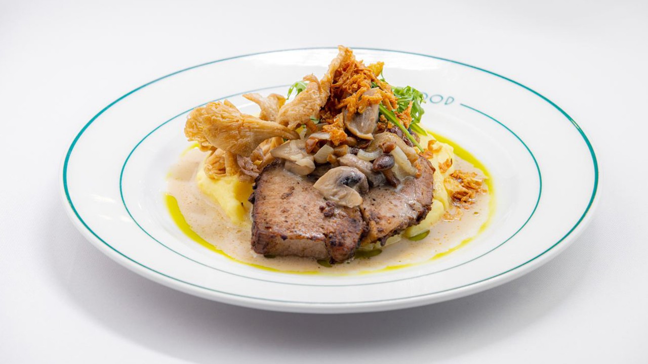 Буженина с картофельным пюре, грибным соусом и вешенками фри