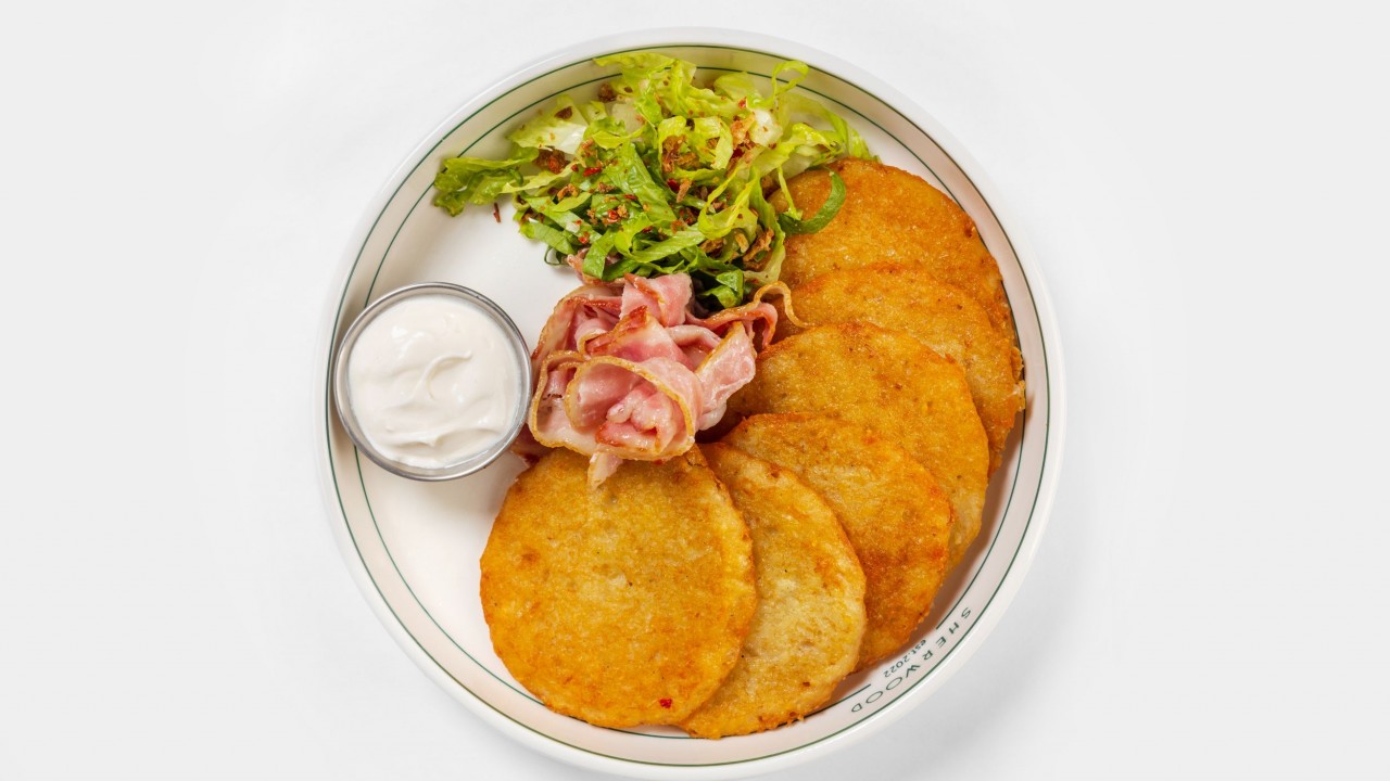 Драники с беконом и сметаной